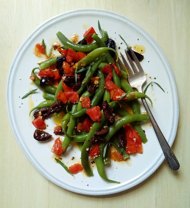 Plate_of_freshly_cooked_warm_French_beans_with_garlic_and_tomato_ressing
