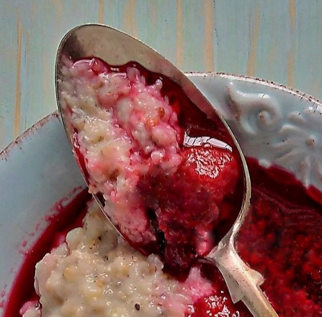 Spoon_of_seed_porridge_with_berry_compote