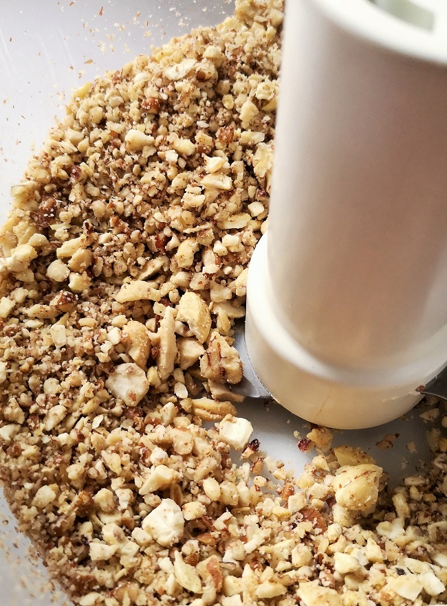 Food_processor_with_peanuts_and_cashew_nuts_being_ground