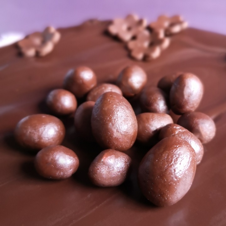 Close-up_of_chocolate_marzipan_eggs